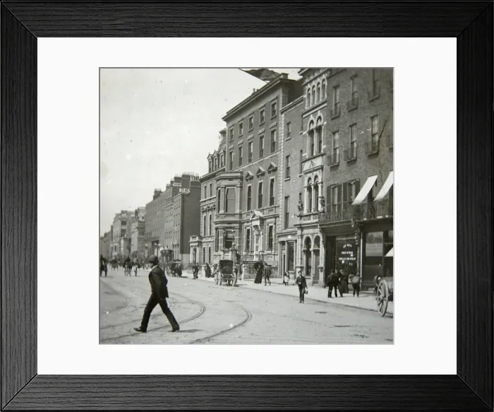 Framed Print : Street scene in Edinburgh, Scotland Framed Print : Street scene in Edinburgh, Scotland
