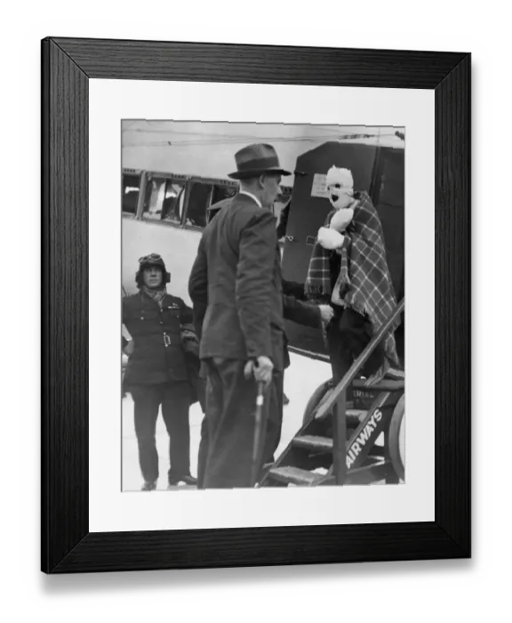 Framed Print : R101 survivors arrive at Croydon Framed Print : R101 survivors arrive at Croydon