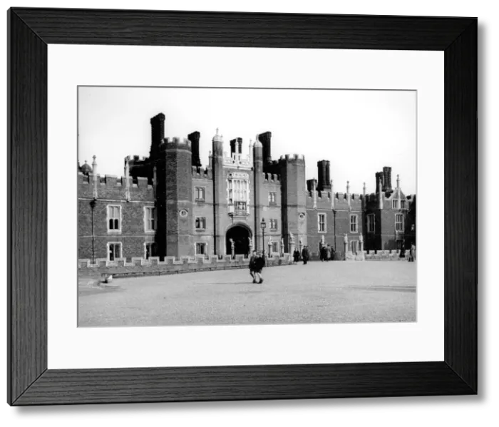 Framed Print : Hampton Court Palace Framed Print : Hampton Court Palace