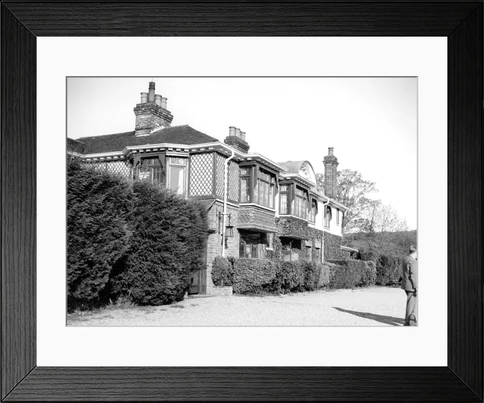 Framed Print : A country house facade in England Framed Print : A country house facade in England
