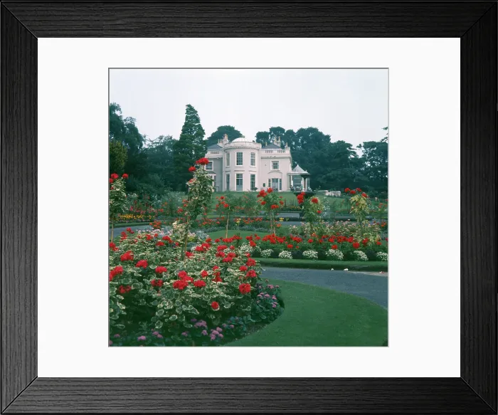 Framed Print : Grade II listed White House, Norwood Grove, Croydon, London Framed Print : Grade II listed White House, Norwood Grove, Croydon, London
