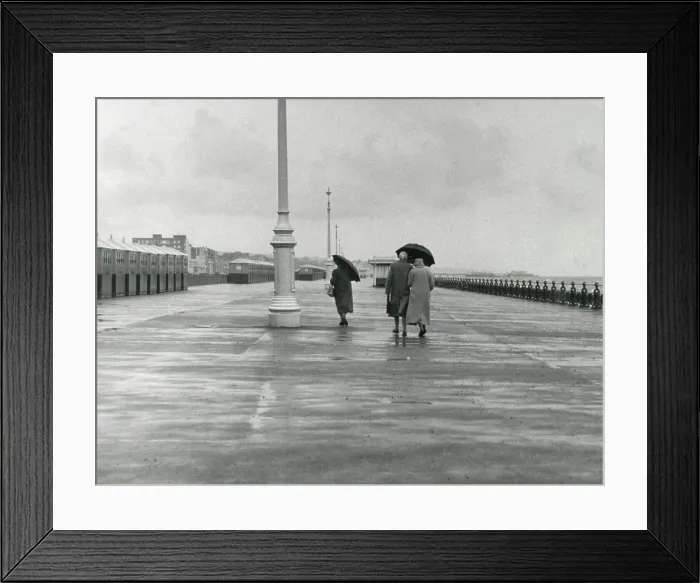 Framed Print : A windy walk along The Promenade, Hove, East Sussex Framed Print : A windy walk along The Promenade, Hove, East Sussex