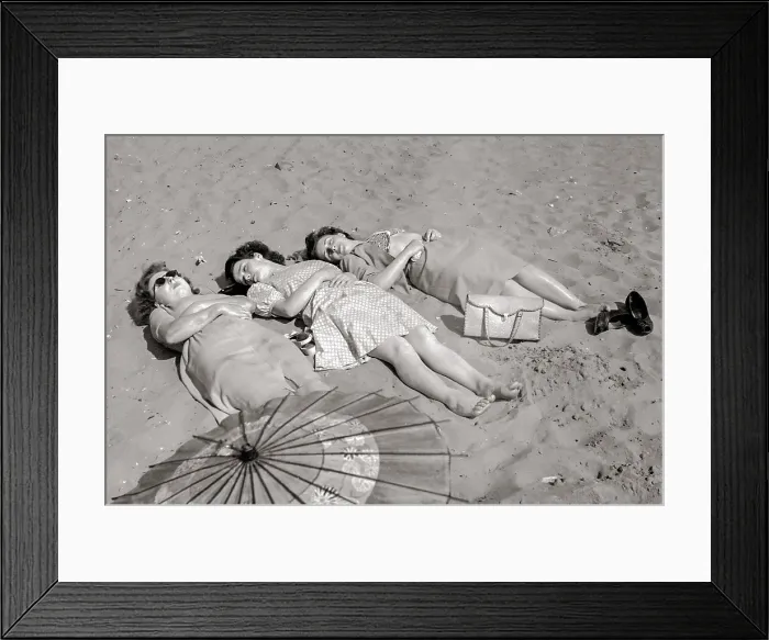 Framed Print : Ladies on beach fully dressed in Yorkshire summer Date: 1948 - 1950 Framed Print : Ladies on beach fully dressed in Yorkshire summer Date: 1948 - 1950