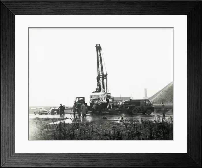 Framed Print : Lowering the Napier Deltic Compressor Set Framed Print : Lowering the Napier Deltic Compressor Set