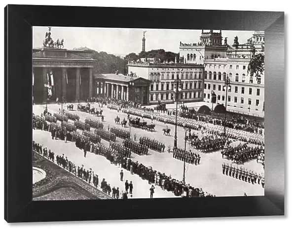 Brandenburg gate procession: Berlin royal wedding 1913