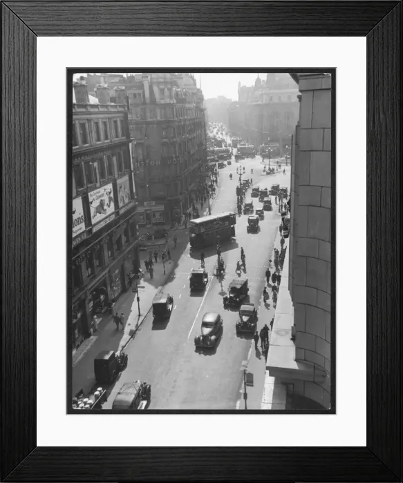 Framed Print : Piccadilly Circus 1930S Framed Print : Piccadilly Circus 1930S