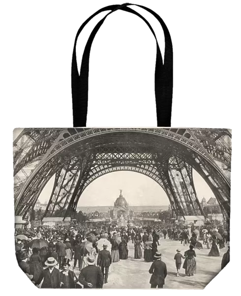 People under Tour Eiffel