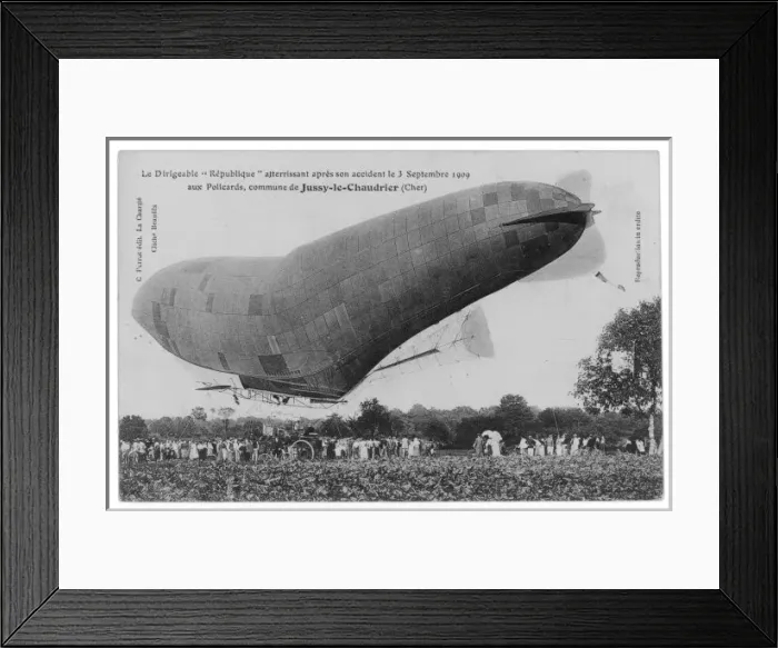 Framed Print : AIRSHIP REPUBLIQUE Framed Print : AIRSHIP REPUBLIQUE