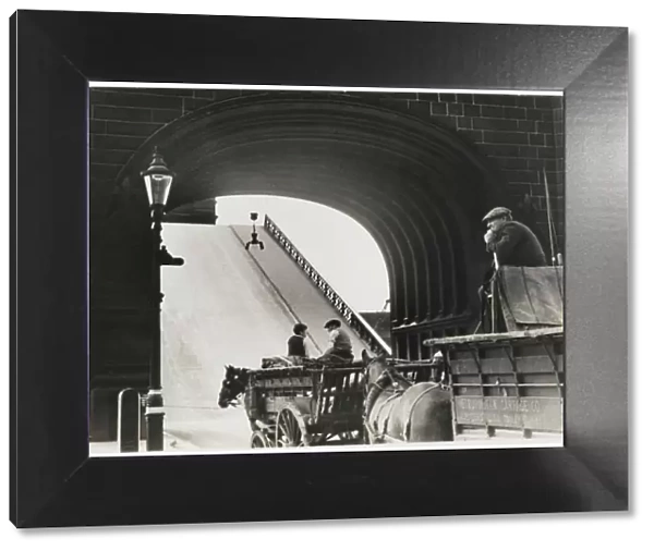 Tower Bridge  /  Carts 1930S