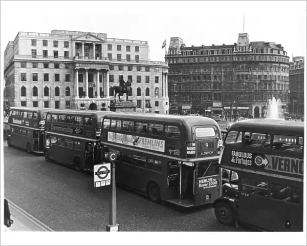 Buses at Trafalgar Squ