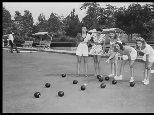 Girls Play Bowls  /  1940S