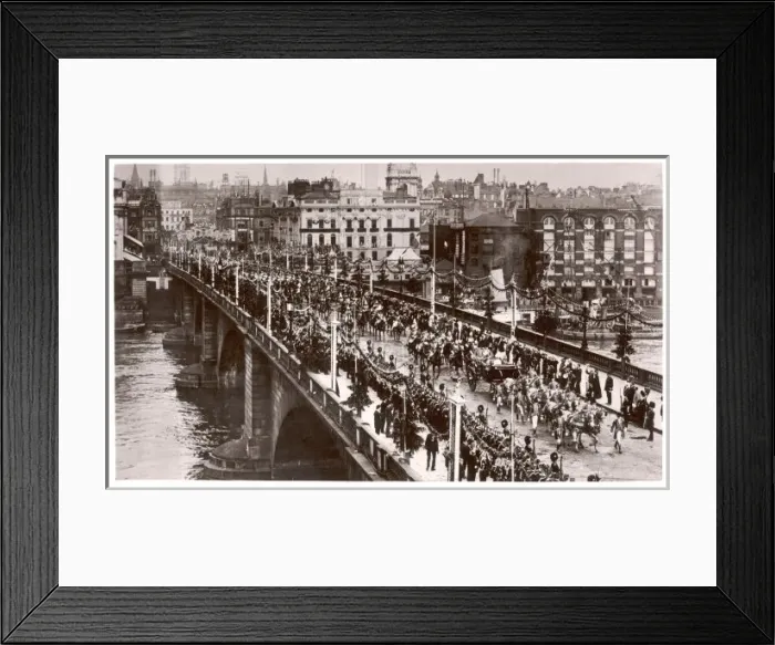 Framed Print : King George V Progress across London Bridge Framed Print : King George V Progress across London Bridge