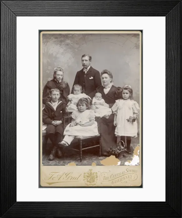 Framed Print : Family with 6 Children Framed Print : Family with 6 Children