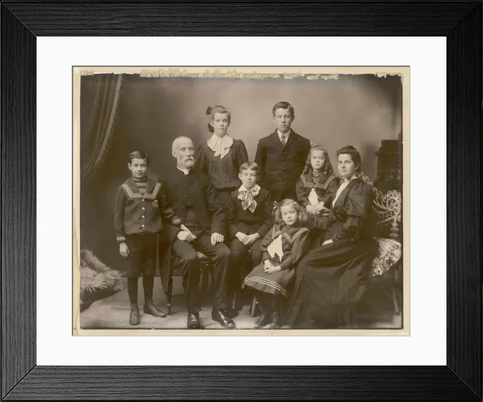 Framed Print : Family with 6 Children Framed Print : Family with 6 Children
