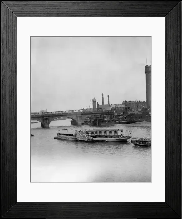 Framed Print : SHOW BOAT ON THAMES Framed Print : SHOW BOAT ON THAMES