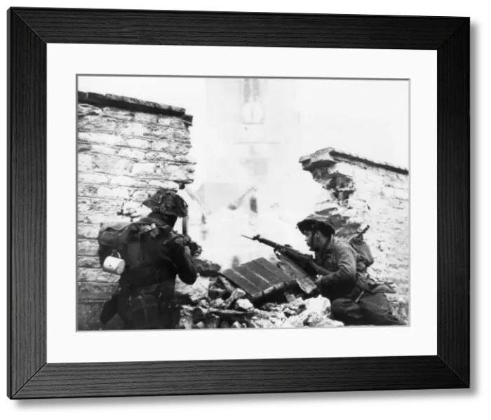 Framed Print : British Troops Advance Framed Print : British Troops Advance
