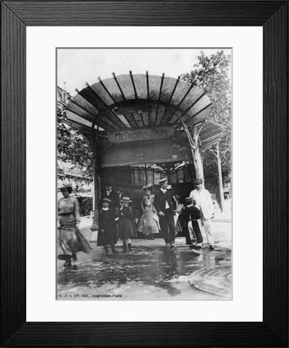 Framed Print : Social / Metro Station Framed Print : Social / Metro Station