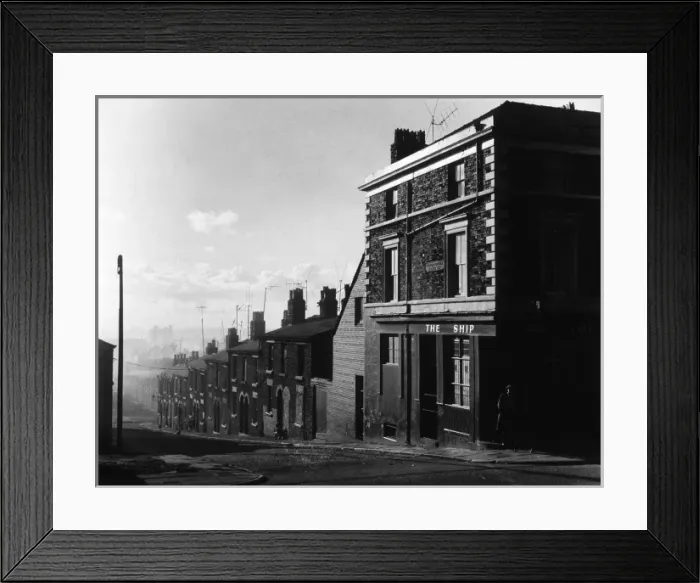 Framed Print : Liverpool / Street / Pub Framed Print : Liverpool / Street / Pub