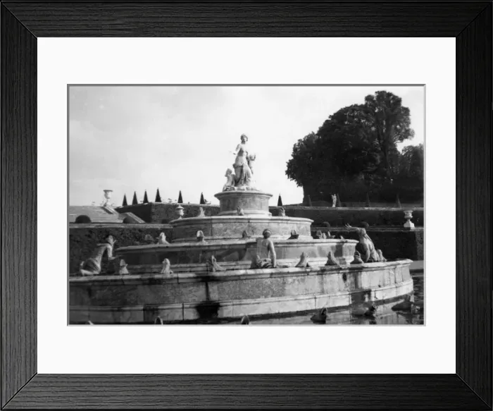 Framed Print : Fountain in the grounds of Versailles, France Framed Print : Fountain in the grounds of Versailles, France