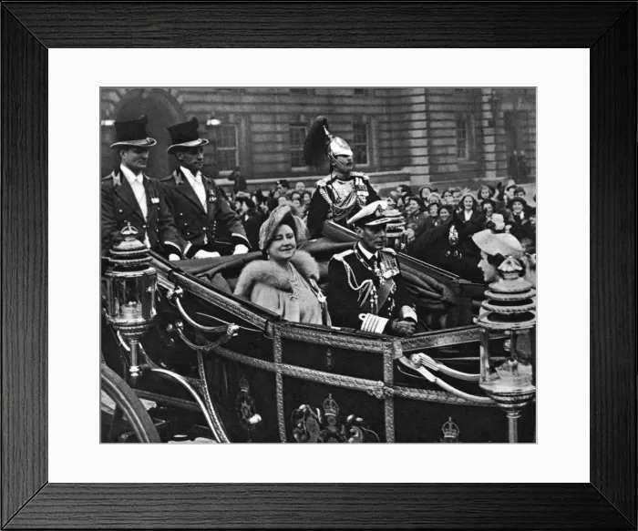 Framed Print : George VI and Queen Elizabeth leaving Buckingham Palace Framed Print : George VI and Queen Elizabeth leaving Buckingham Palace