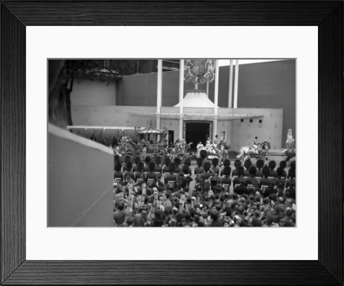 Framed Print : Coronation. Coronation Coach arrives Framed Print : Coronation. Coronation Coach arrives