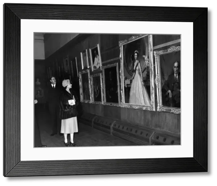 Framed Print : Queen Elizabeth II views her own portrait Framed Print : Queen Elizabeth II views her own portrait
