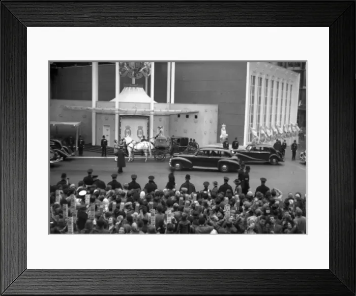 Framed Print : Coronation. Coach arriving with VIP Framed Print : Coronation. Coach arriving with VIP