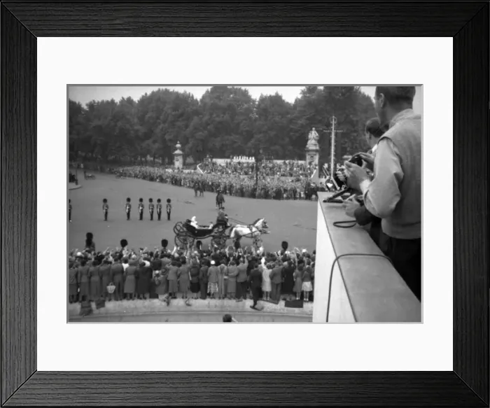 Framed Print : Trooping the Colour - Queen Victoria Memorial Framed Print : Trooping the Colour - Queen Victoria Memorial