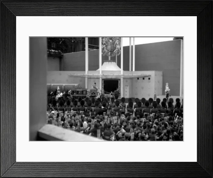 Framed Print : Coronation. The Queen Mothers coach arrives Framed Print : Coronation. The Queen Mothers coach arrives