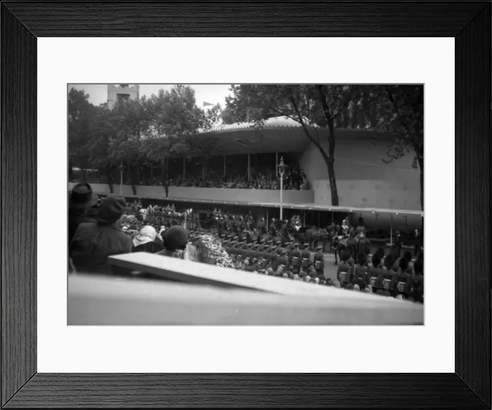 Framed Print : Coronation. A VIP Coach approaches Abbey Framed Print : Coronation. A VIP Coach approaches Abbey