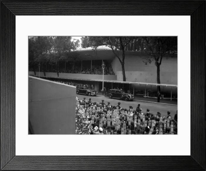 Framed Print : Coronation. Abbey. Cars deposit their passengers Framed Print : Coronation. Abbey. Cars deposit their passengers