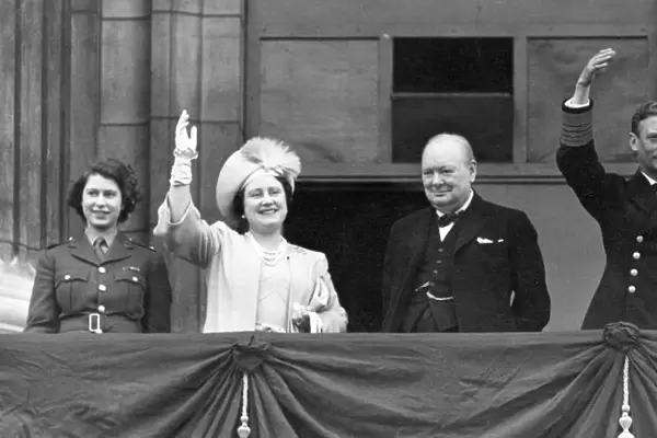 VE Day - royal family and Churchill on balcony