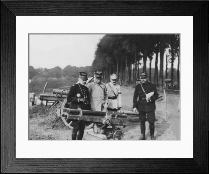 Framed Print : Generals Foch and Fayolle with captured German cannon