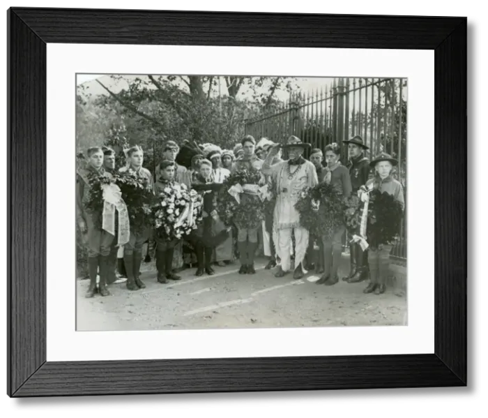 Framed Print : Scout pilgrimage to Roosevelts Grave Framed Print : Scout pilgrimage to Roosevelts Grave