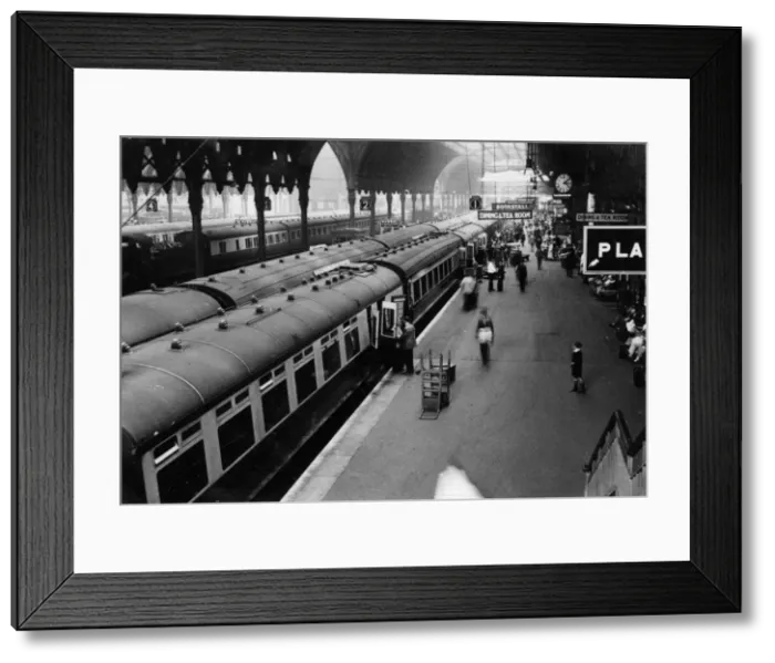 Framed Print : Train at Paddington Station Framed Print : Train at Paddington Station
