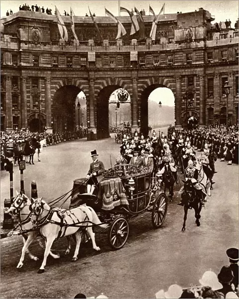 Princess Elizabeths Wedding - Procession - Admiralty Arch