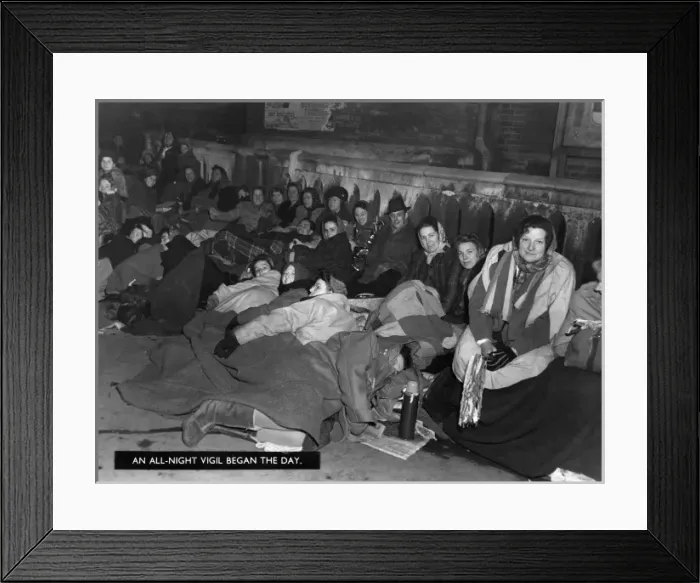 Framed Print : Royal Wedding 1947 - all night vigil Framed Print : Royal Wedding 1947 - all night vigil