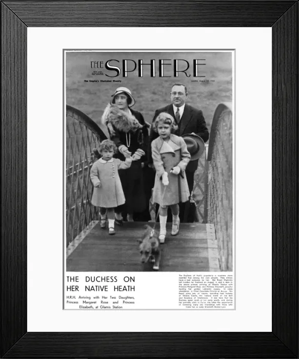 Framed Print : The Duchess of York and her daughters at Glamis Station Framed Print : The Duchess of York and her daughters at Glamis Station