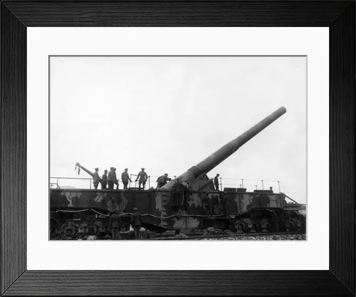 Framed Print : Large British gun inspected by officers, WW1 Framed Print : Large British gun inspected by officers, WW1