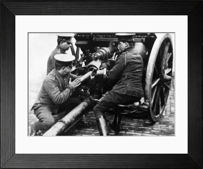 Framed Print : Loading British field gun, WW1 Framed Print : Loading British field gun, WW1