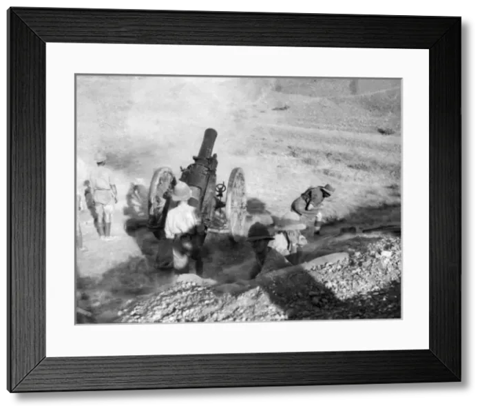 Framed Print : Howitzer in action in the desert, WW1 Framed Print : Howitzer in action in the desert, WW1