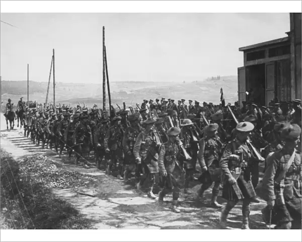 Scottish troops on the march, WW1