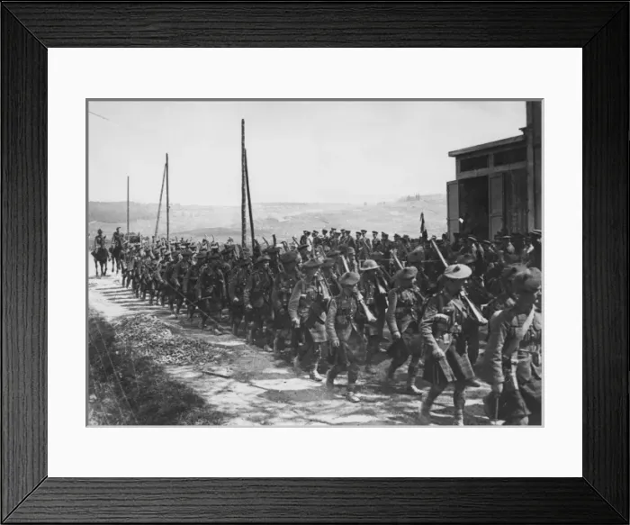 Framed Print : Scottish troops on the march, WW1 Framed Print : Scottish troops on the march, WW1