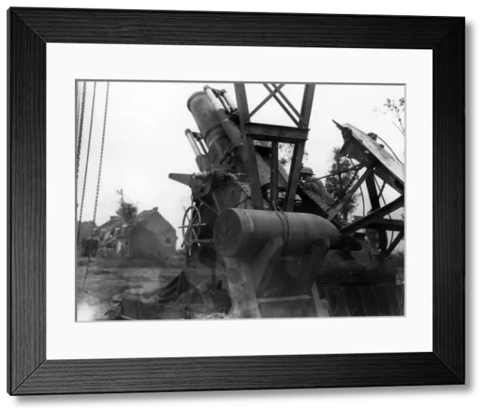Framed Print : British Howitzer in action, Western Front, WW1 Framed Print : British Howitzer in action, Western Front, WW1