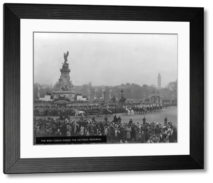 Framed Print : Royal Wedding 1947 - procession arrives back at Palace Framed Print : Royal Wedding 1947 - procession arrives back at Palace