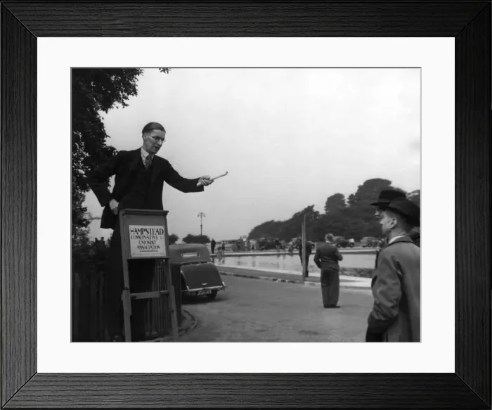 Framed Print : Political speech in Hampstead, 1940s Framed Print : Political speech in Hampstead, 1940s