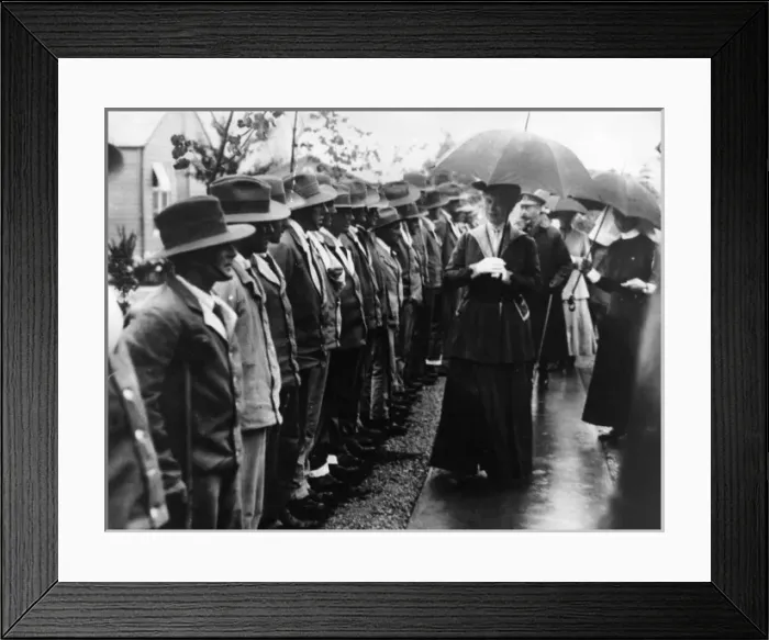 Framed Print : George V and Queen Mary visiting a Red Cross hospital Framed Print : George V and Queen Mary visiting a Red Cross hospital