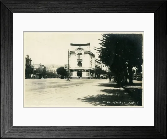 Framed Print : Chile - Valparaiso Street Scene Framed Print : Chile - Valparaiso Street Scene