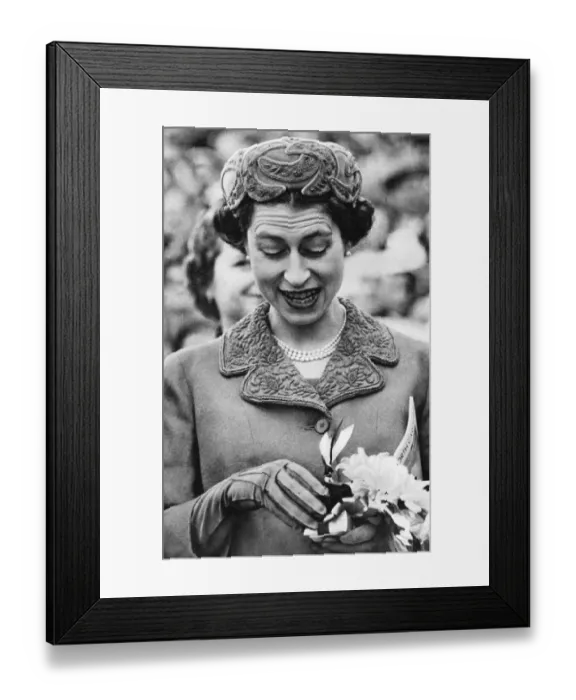 Framed Print : Queen Elizabeth II North America visit - receiving a gift Framed Print : Queen Elizabeth II North America visit - receiving a gift