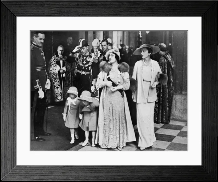 Framed Print : The Duchess of York with her daughters Framed Print : The Duchess of York with her daughters